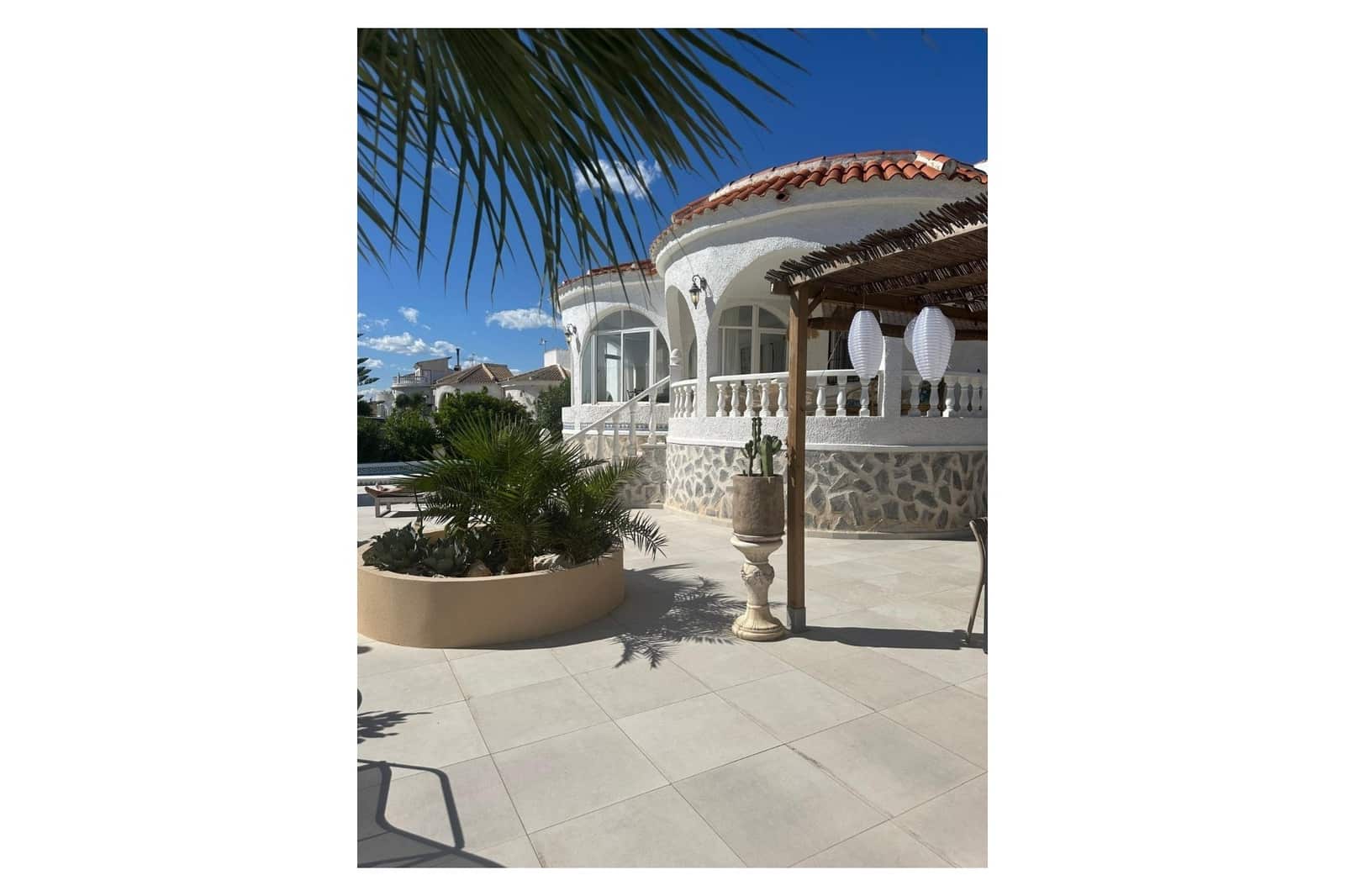 Chalet de 3 habitaciones en Torrevieja en venta con piscina garaje - 645.000 € (Ref: 9655368)