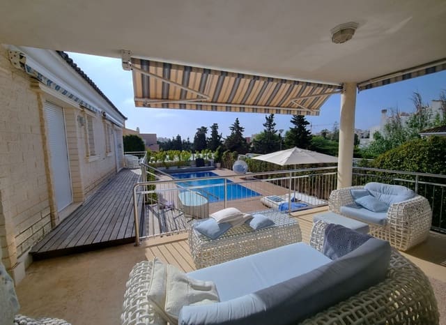 Chalet de 5 habitaciones en Torrevieja en venta con piscina - 1.170.000 € (Ref: 9668010)