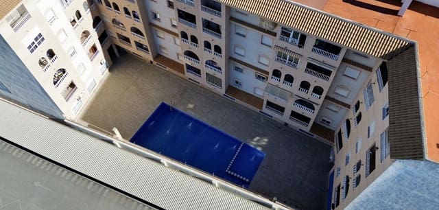 2 makuuhuone Huoneisto myytävänä paikassa Torrevieja mukana uima-altaan - 148 500 € (Ref: 9668027)