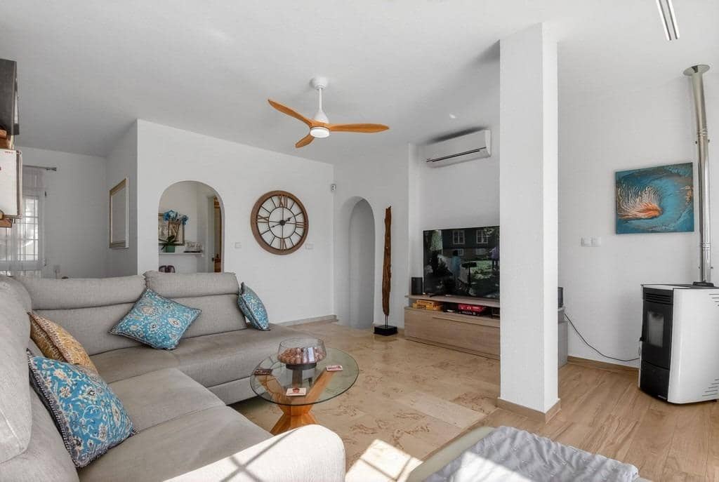 Chalet de 4 habitaciones en Orihuela Costa en venta con piscina - 499.000 € (Ref: 9710912)