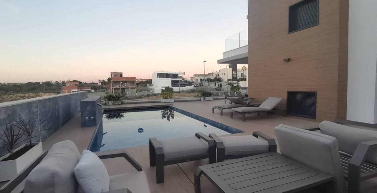 Chalet de 6 habitaciones en Campoamor en venta con piscina garaje - 1.780.000 € (Ref: 9753847)