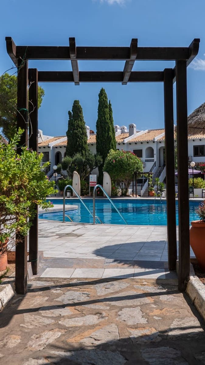 2 soveværelse Lejlighed til salg i Cabo Roig med swimmingpool garage - € 425.000 (Ref: 9754125)