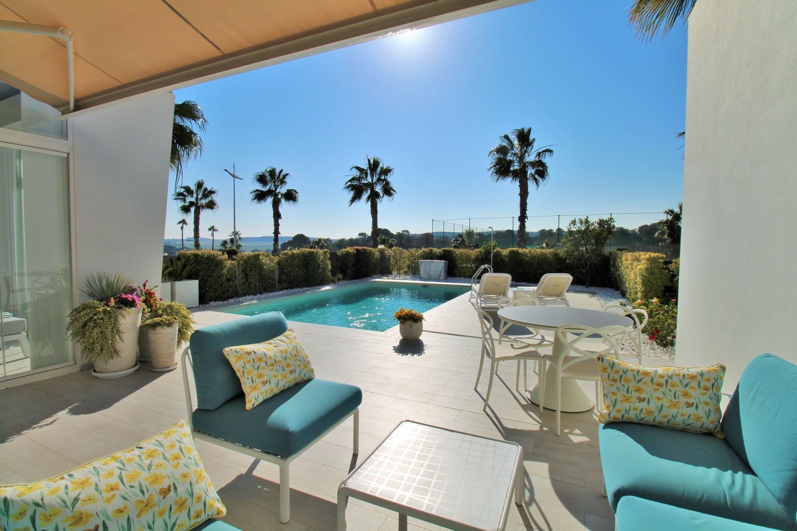 Chalet de 3 habitaciones en Torrevieja en venta - 559.900 € (Ref: 9906225)