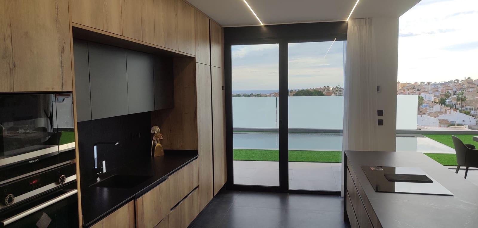 3 slaapkamer Villa te koop in Torrevieja met zwembad garage - € 750.000 (Ref: 9906227)