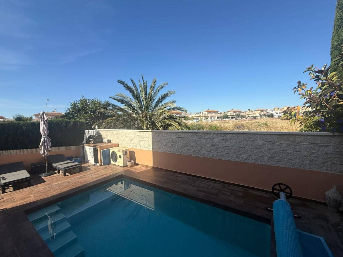 4 slaapkamer Halfvrijstaande villa te koop in Playa Flamenca - € 299.999 (Ref: 9906520)