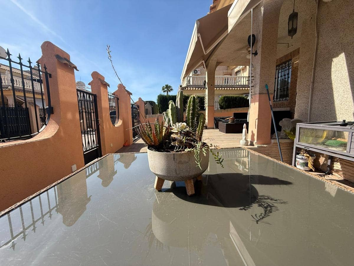4 slaapkamer Halfvrijstaande villa te koop in Playa Flamenca - € 299.999 (Ref: 9906520)
