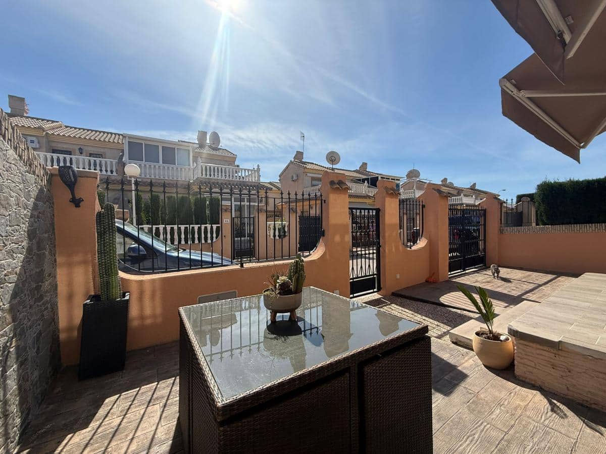 4 slaapkamer Halfvrijstaande villa te koop in Playa Flamenca - € 299.999 (Ref: 9906520)
