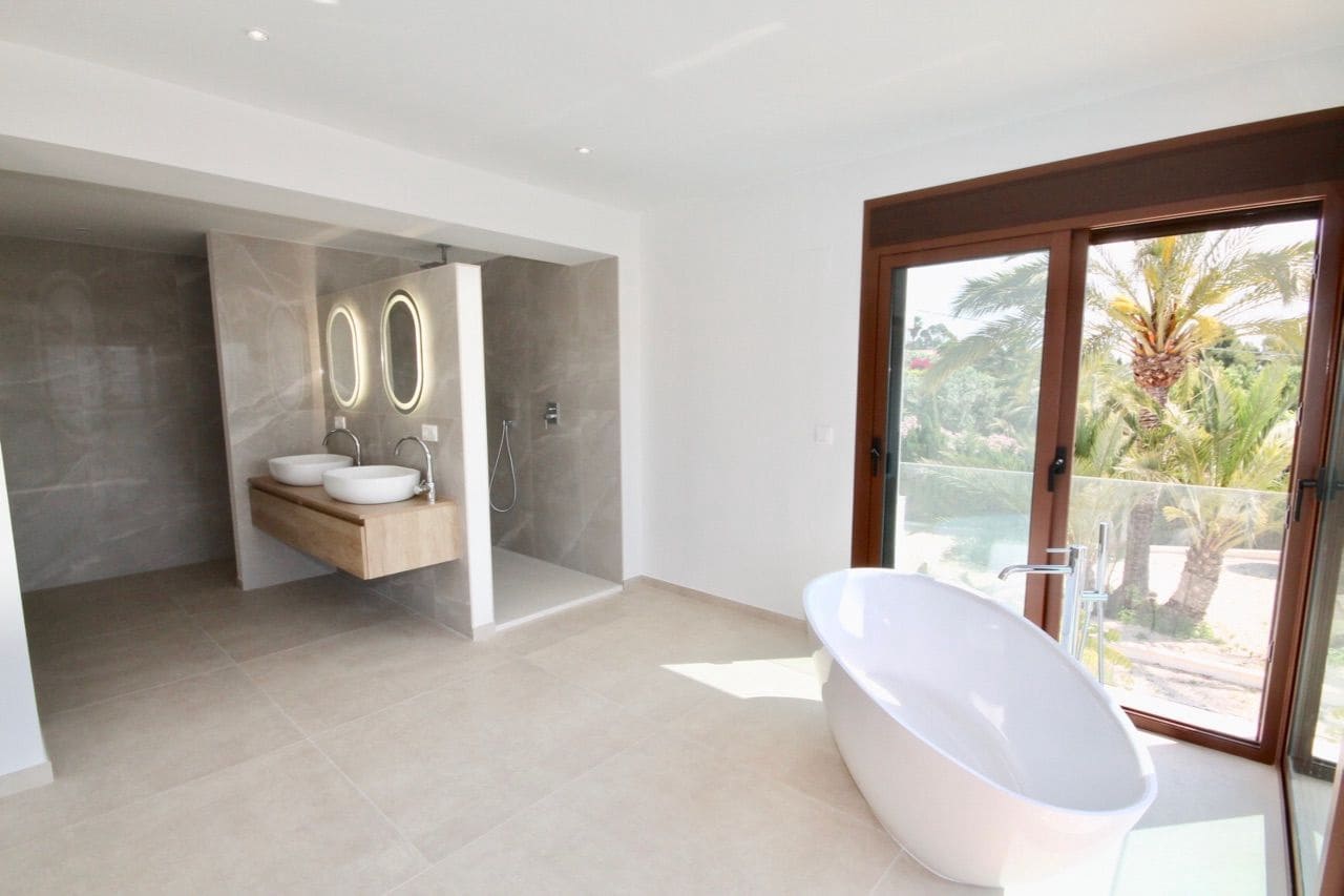 4 bedroom Villa for sale in Alfaz del Pi / L'Alfas del Pi with pool garage - € 2,250,000 (Ref: 6877238)