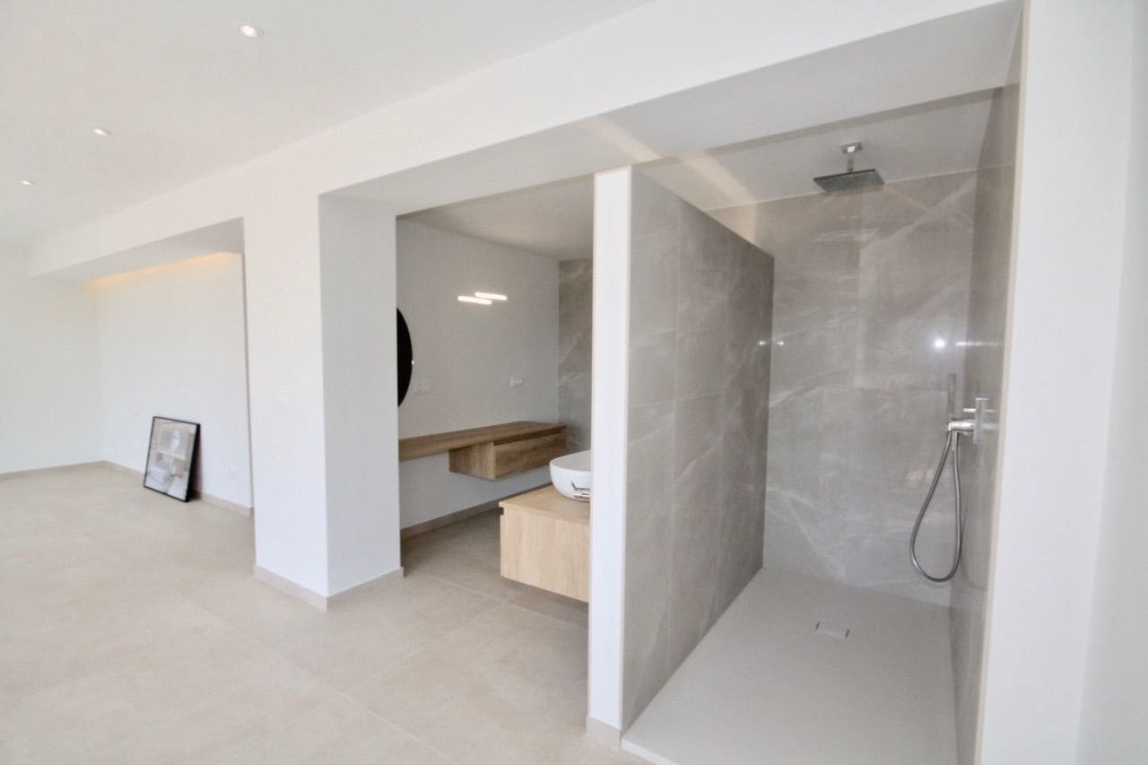 4 bedroom Villa for sale in Alfaz del Pi / L'Alfas del Pi with pool garage - € 2,250,000 (Ref: 6877238)