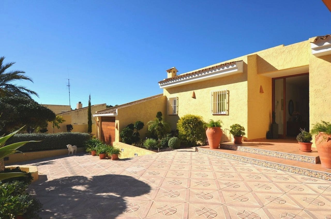 4 bedroom Villa for sale in Altea with pool garage - € 980,000 (Ref: 7754299)