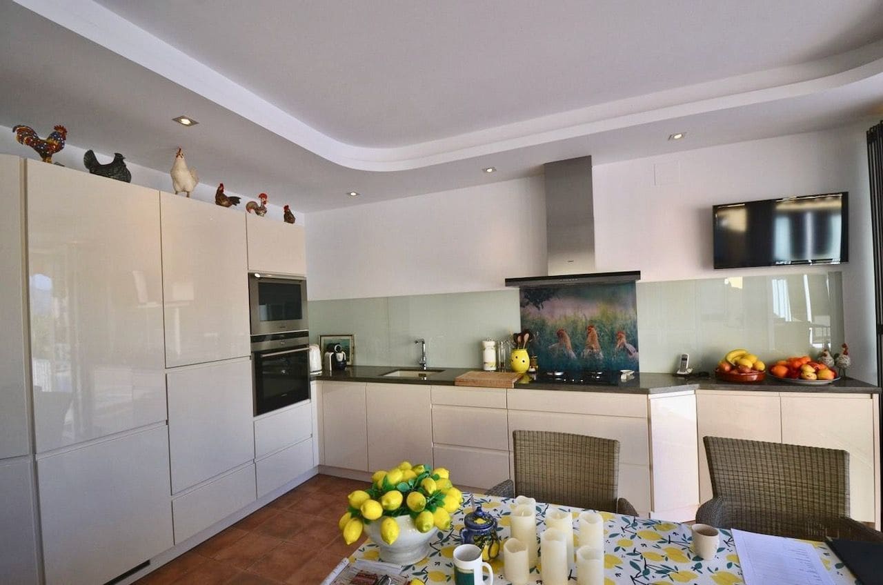 4 bedroom Villa for sale in Altea with pool garage - € 980,000 (Ref: 7754299)