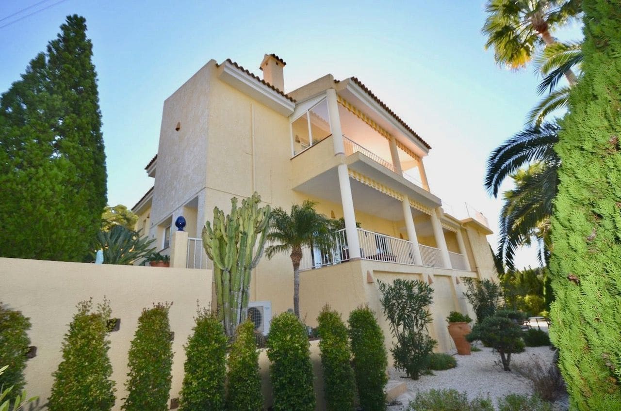 4 bedroom Villa for sale in Altea with pool garage - € 980,000 (Ref: 7754299)