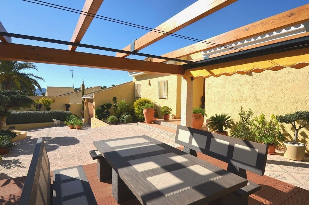 4 bedroom Villa for sale in Altea with pool garage - € 980,000 (Ref: 7754299)