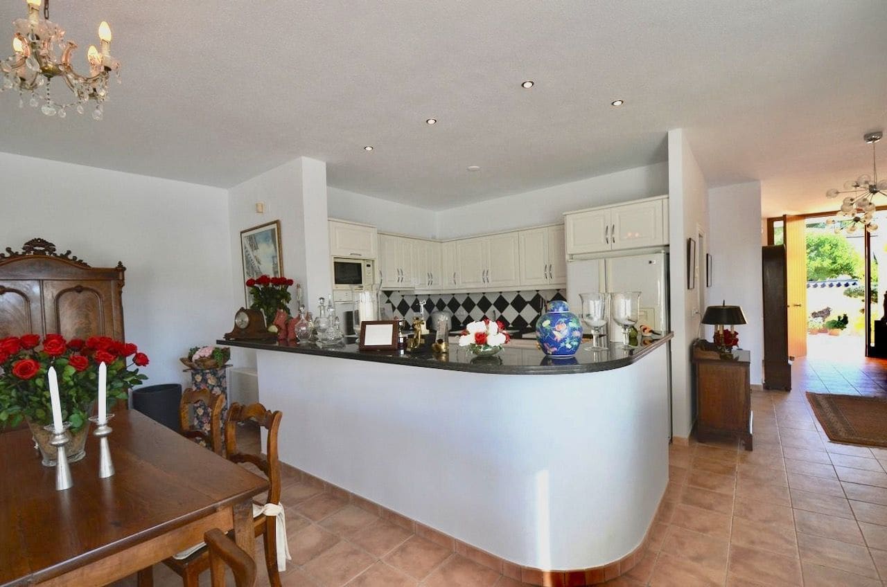 4 bedroom Villa for sale in Altea with pool garage - € 980,000 (Ref: 7754299)