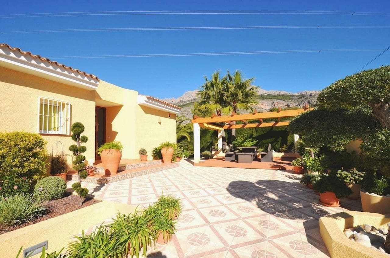 4 bedroom Villa for sale in Altea with pool garage - € 980,000 (Ref: 7754299)