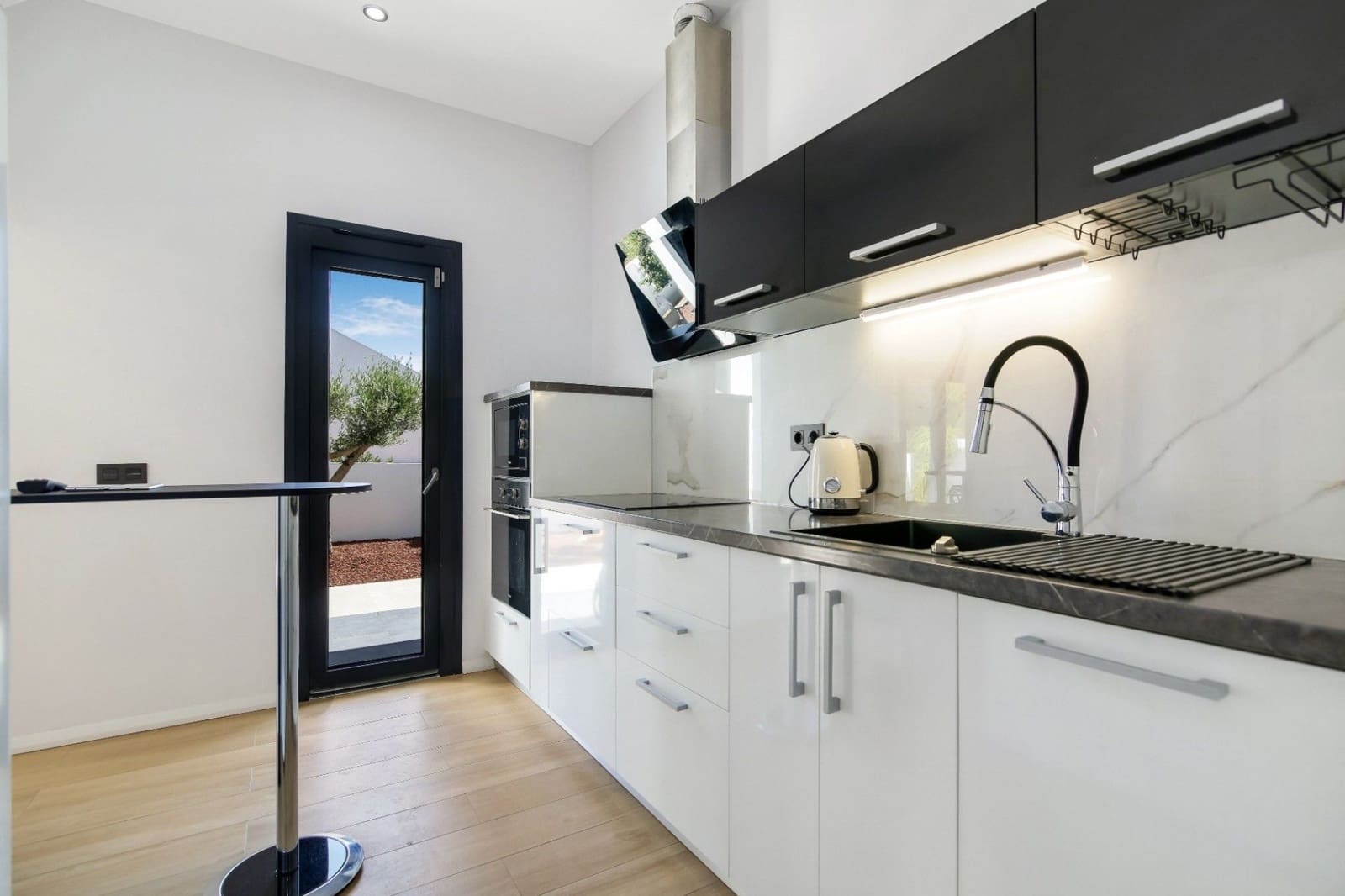 4 bedroom Villa for sale in Altea with pool garage - € 995,000 (Ref: 8133093)