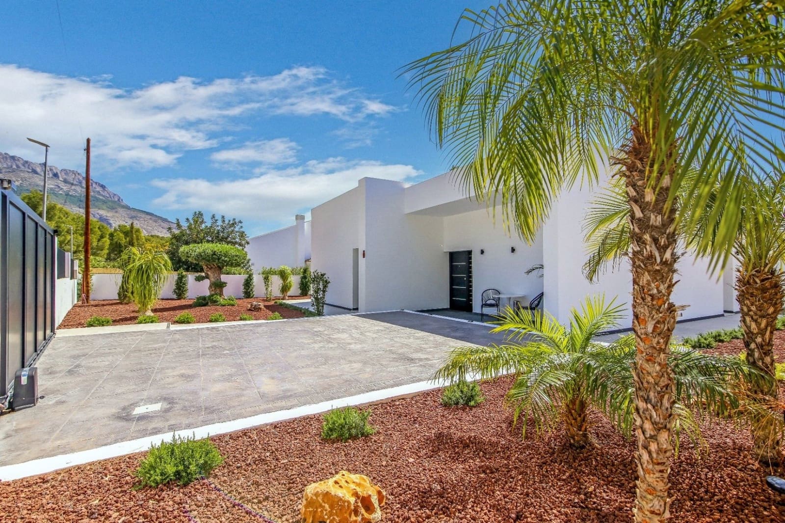 4 bedroom Villa for sale in Altea with pool garage - € 995,000 (Ref: 8133093)