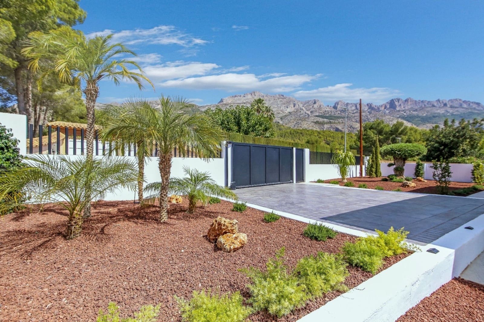 4 bedroom Villa for sale in Altea with pool garage - € 995,000 (Ref: 8133093)