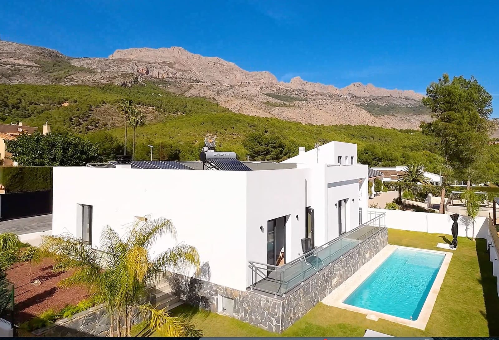 4 bedroom Villa for sale in Altea with pool garage - € 995,000 (Ref: 8133093)