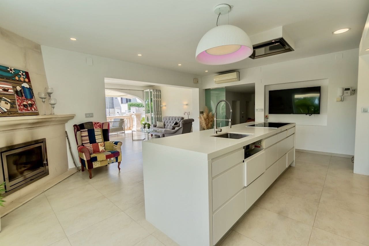 5 Zimmer Villa zu verkaufen in La Nucia mit Pool Garage - 695.000 € (Ref: 8421010)