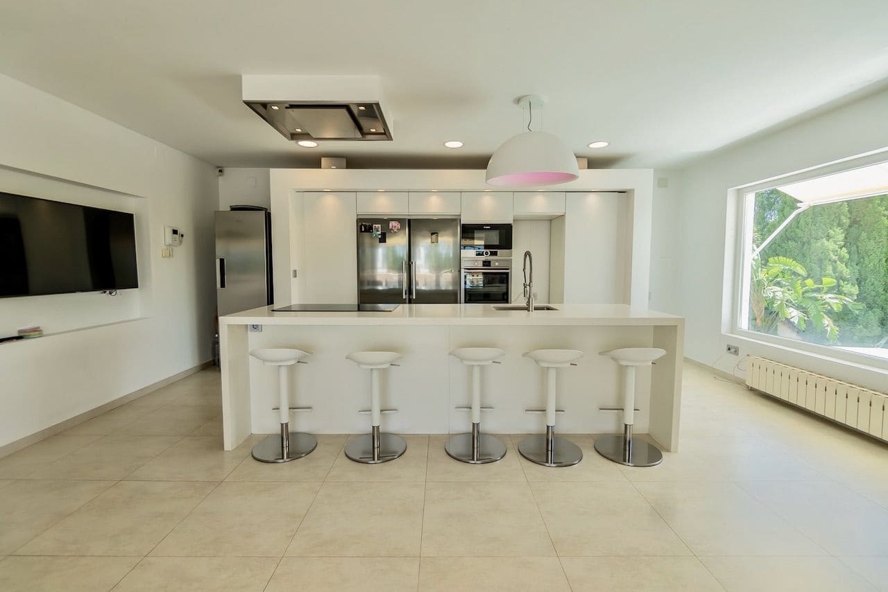 5 Zimmer Villa zu verkaufen in La Nucia mit Pool Garage - 695.000 € (Ref: 8421010)