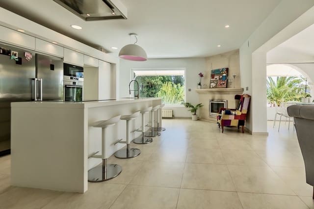 5 Zimmer Villa zu verkaufen in La Nucia mit Pool Garage - 695.000 € (Ref: 8421010)