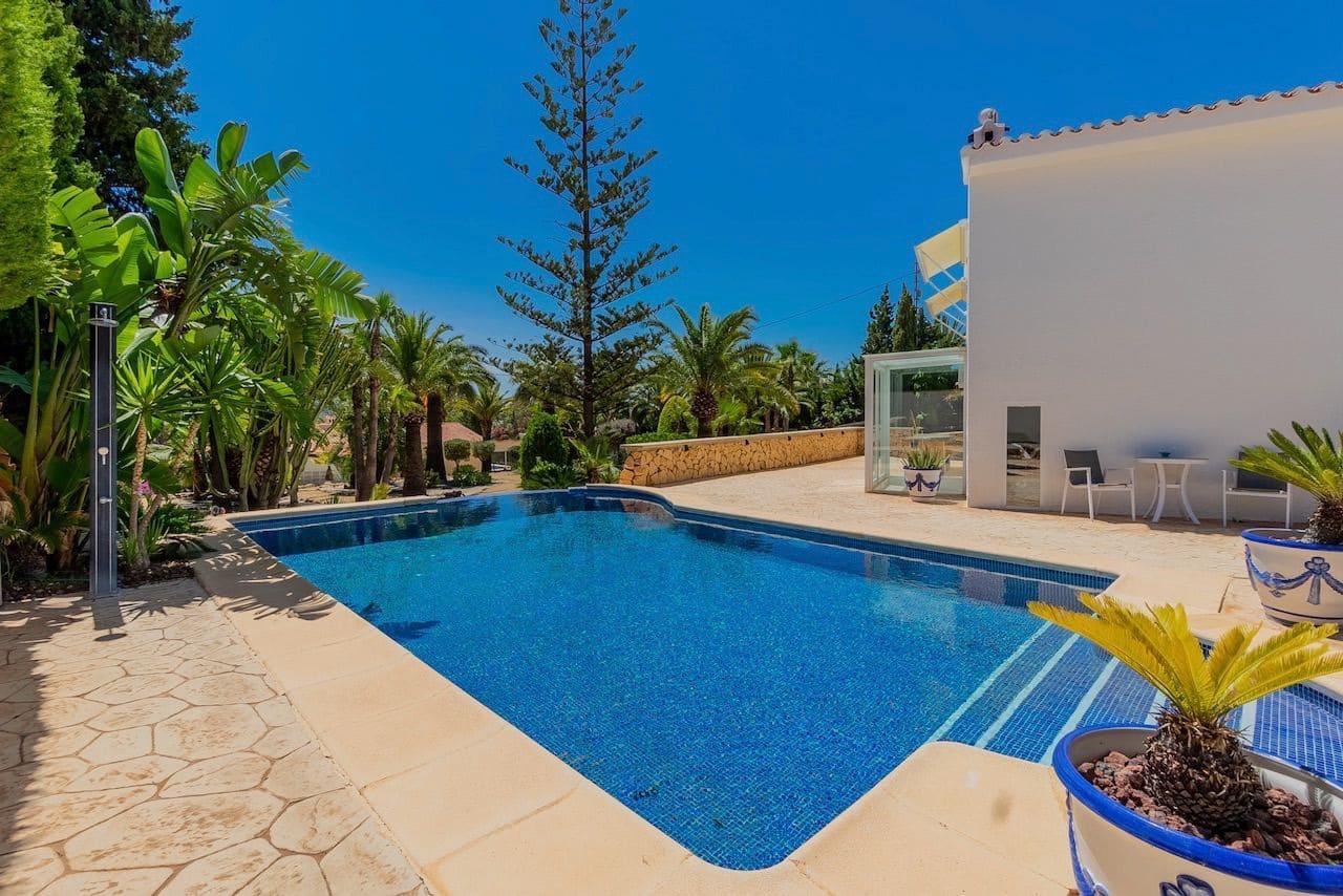 5 Zimmer Villa zu verkaufen in La Nucia mit Pool Garage - 695.000 € (Ref: 8421010)