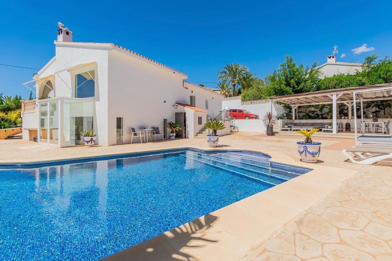 5 Zimmer Villa zu verkaufen in La Nucia mit Pool Garage - 695.000 € (Ref: 8421010)