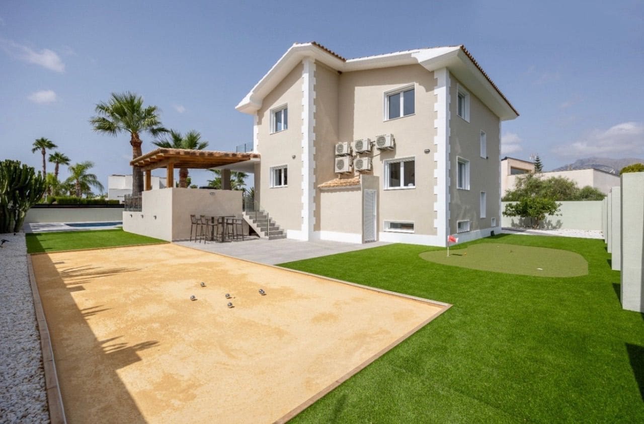 Chalet de 4 habitaciones en Alfaz del Pi / L'Alfàs del Pi en venta con piscina garaje - 1.340.000 € (Ref: 8469920)