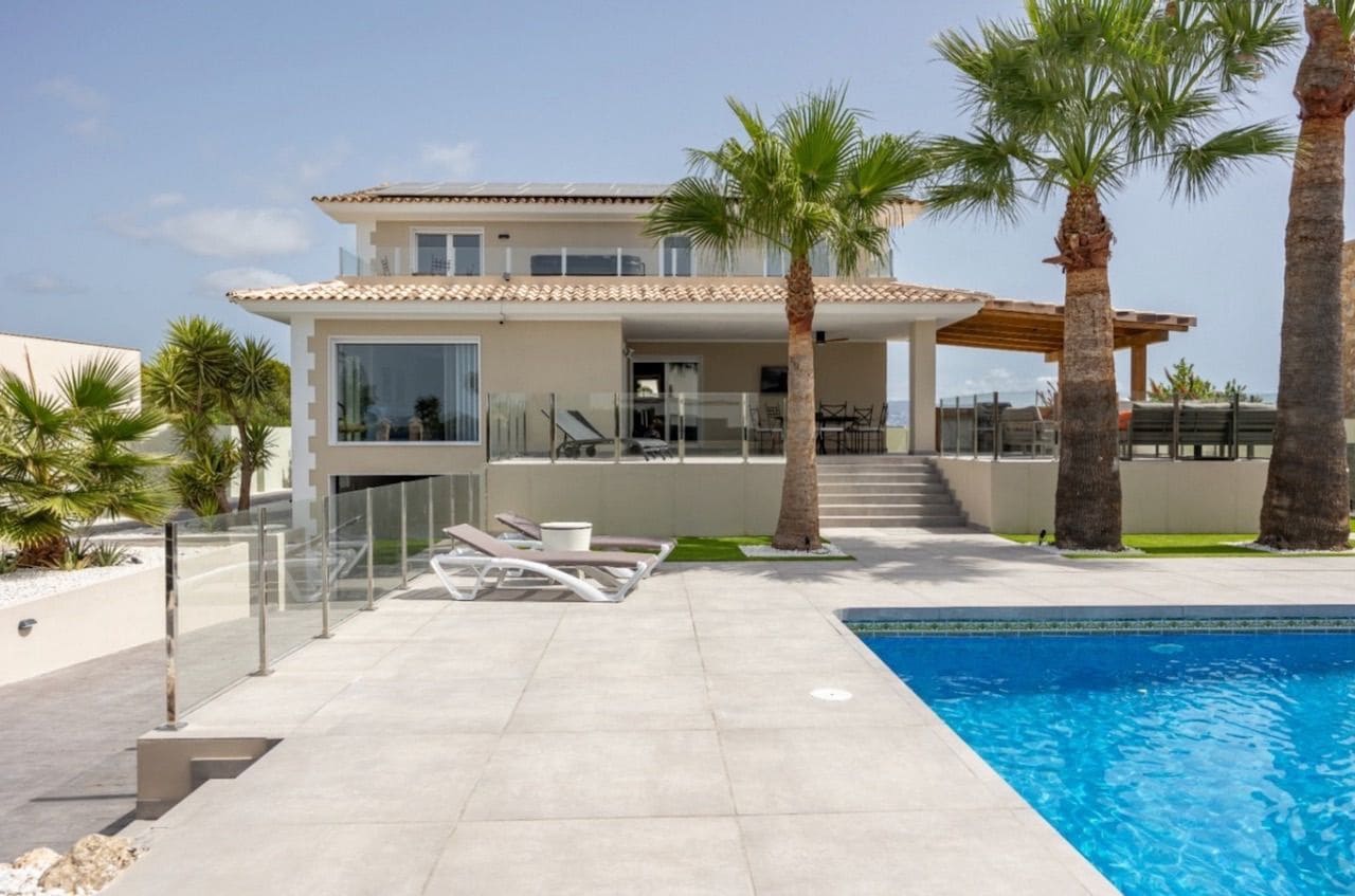 Chalet de 4 habitaciones en Alfaz del Pi / L'Alfàs del Pi en venta con piscina garaje - 1.340.000 € (Ref: 8469920)