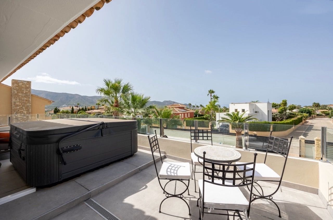 Chalet de 4 habitaciones en Alfaz del Pi / L'Alfàs del Pi en venta con piscina garaje - 1.340.000 € (Ref: 8469920)