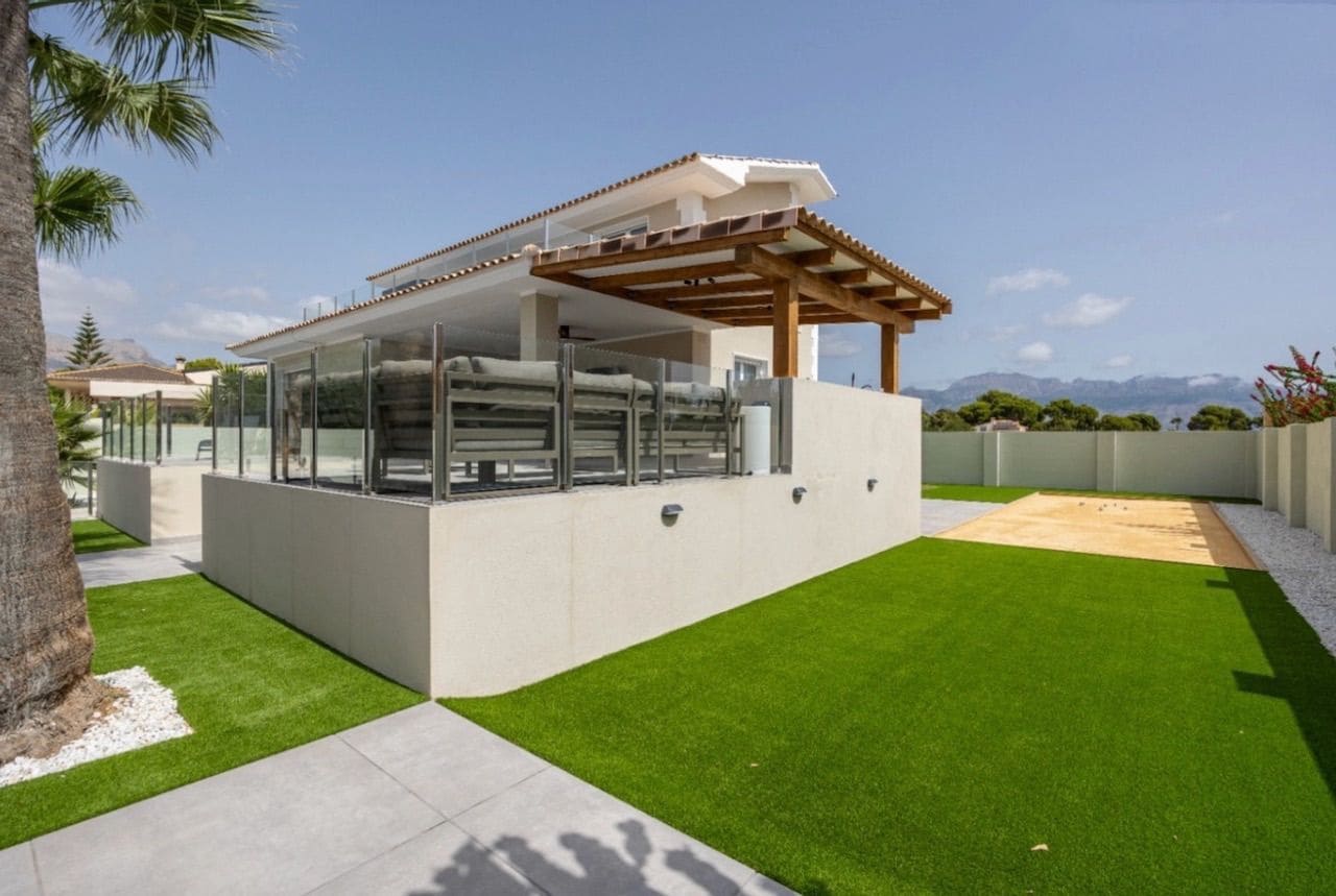 Chalet de 4 habitaciones en Alfaz del Pi / L'Alfàs del Pi en venta con piscina garaje - 1.340.000 € (Ref: 8469920)