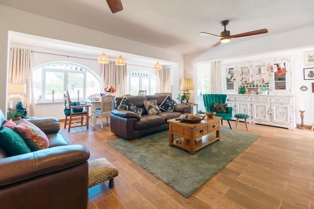 Chalet de 4 habitaciones en La Nucia en venta con piscina garaje - 569.000 € (Ref: 9064930)