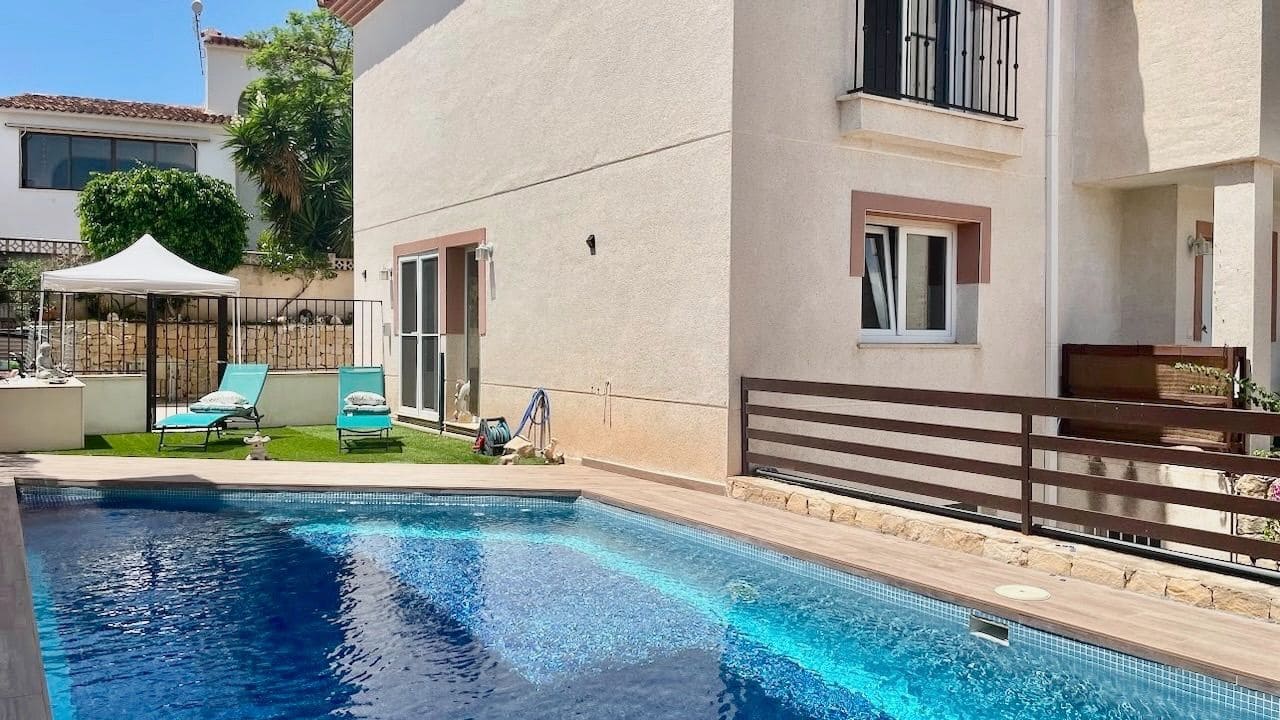 4 soveværelse Semi-Rækkehus til salg i Alfaz del Pi / L'Alfas del Pi med swimmingpool garage - € 398.000 (Ref: 9124633)