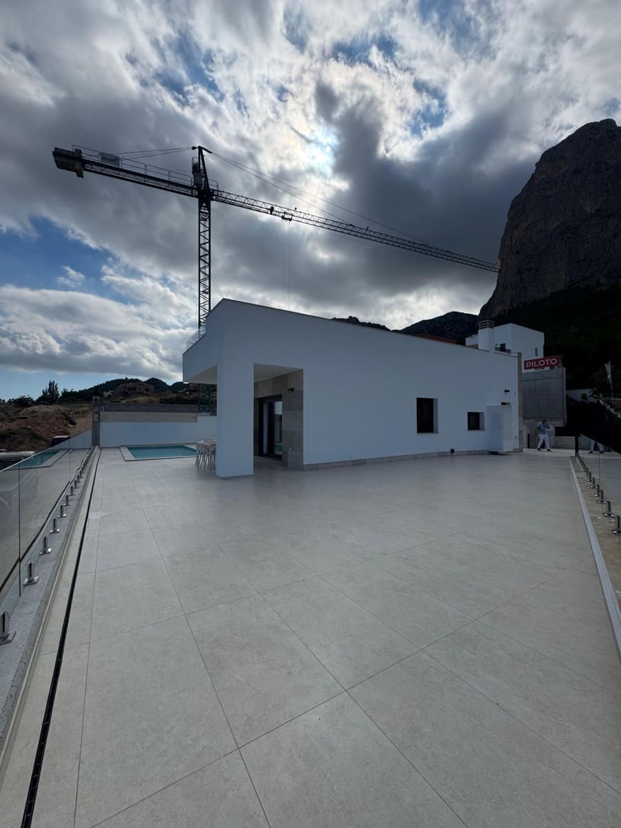 3 makuuhuone Huvila myytävänä paikassa Polop mukana uima-altaan 
autotalli - 689 000 € (Ref: 9169319)