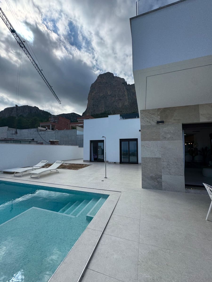 Chalet de 3 habitaciones en Polop en venta con piscina - 649.000 € (Ref: 9169319)