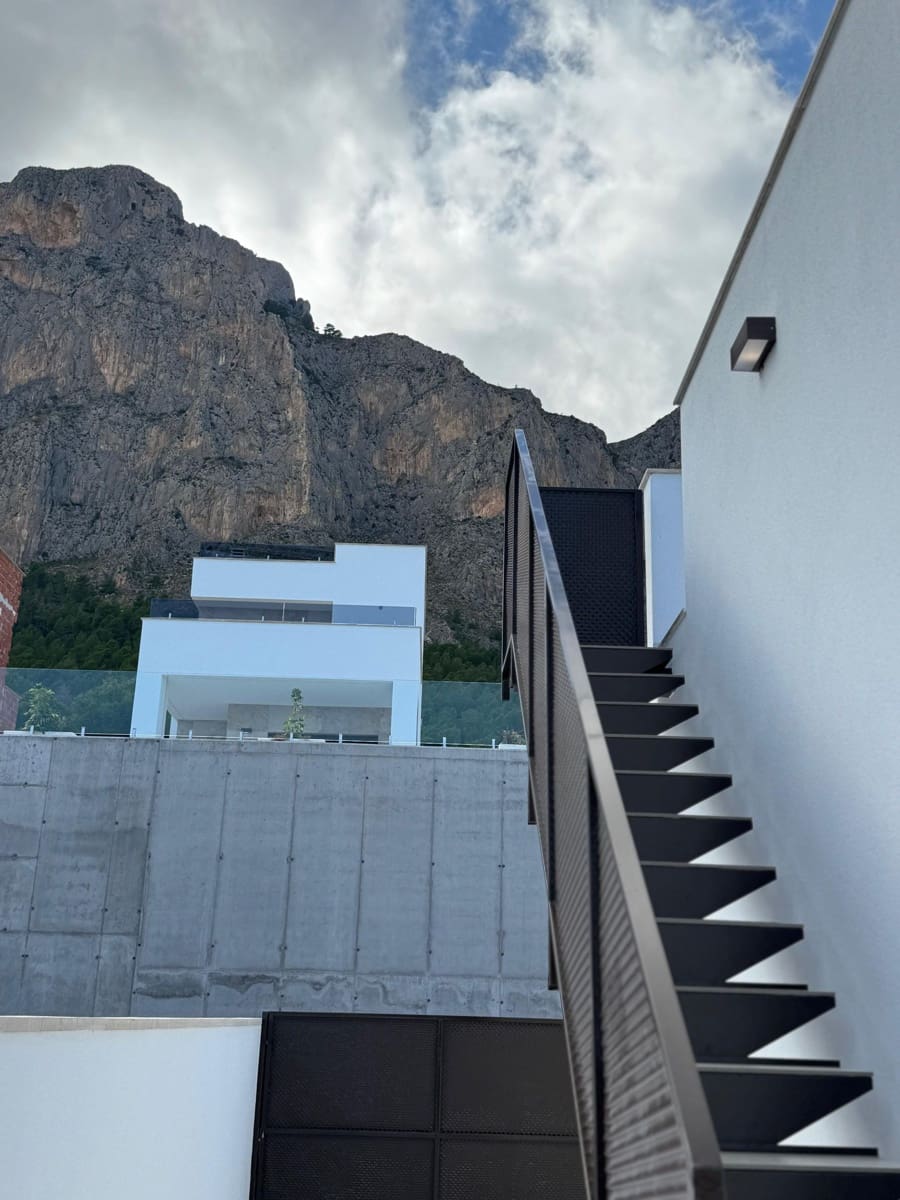 Chalet de 3 habitaciones en Polop en venta con piscina - 649.000 € (Ref: 9169319)