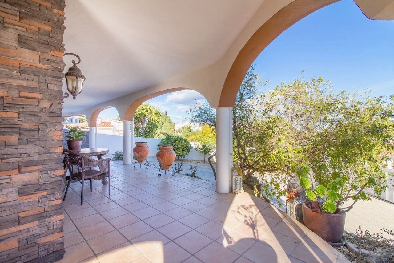 5 soverom Villa til salgs i La Nucia med svømmebasseng garasje - € 875 000 (Ref: 9567843)