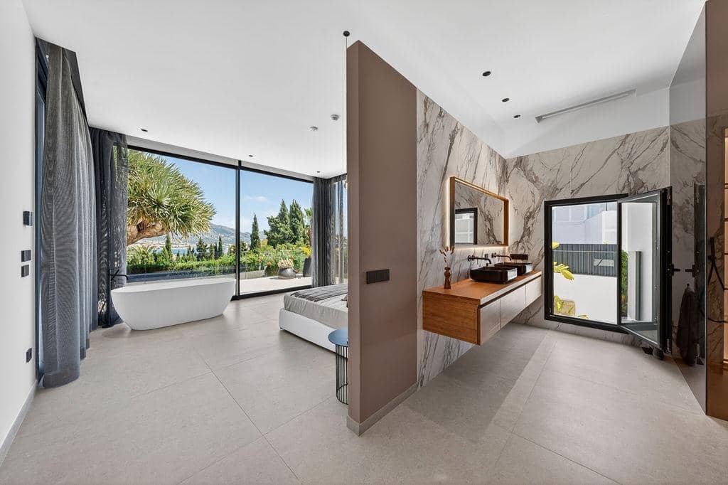 4 bedroom Villa for sale in Albir with pool garage - € 3,950,000 (Ref: 9567850)