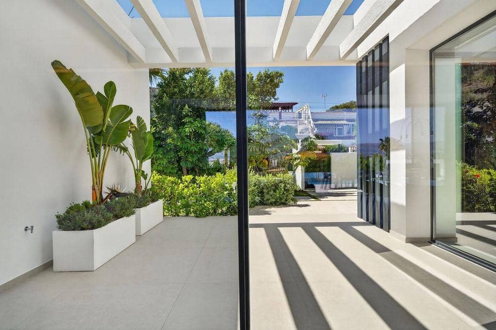 4 bedroom Villa for sale in Albir with pool garage - € 3,950,000 (Ref: 9567850)