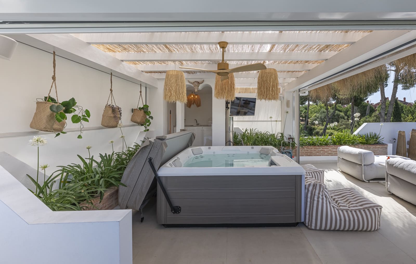 4 soveværelse Villa til salg i Nueva Andalucia med swimmingpool garage - € 2.495.000 (Ref: 9796902)