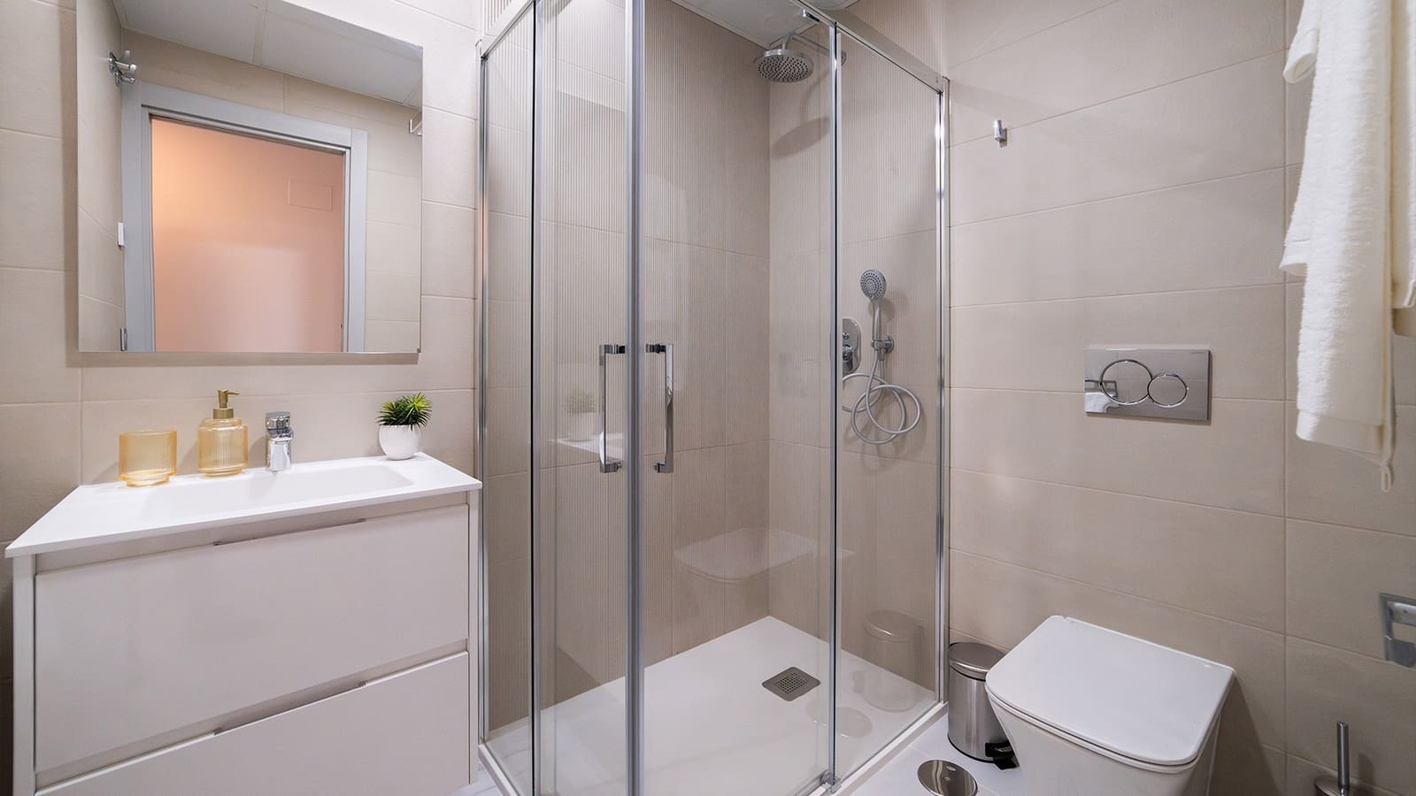 2 bedroom Apartment for sale in Benidorm with pool garage - € 507,000 (Ref: 9833136)