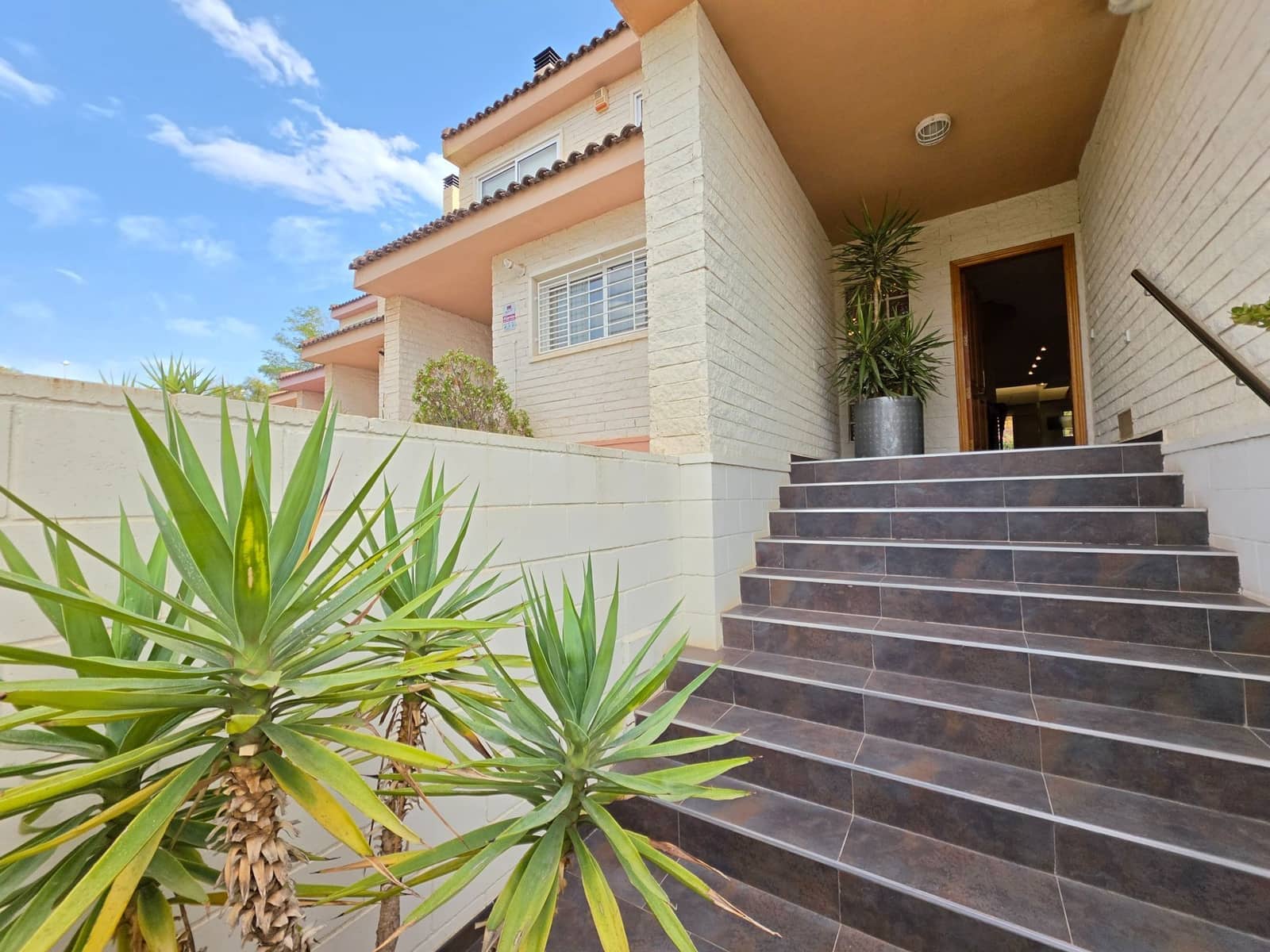 4 bedroom Semi-detached Villa for sale in Petrel / Petrer with pool garage - € 315,000 (Ref: 10061249)