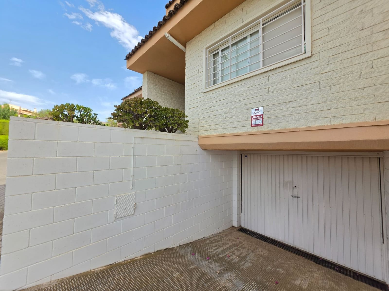 4 bedroom Semi-detached Villa for sale in Petrel / Petrer with pool garage - € 315,000 (Ref: 10061249)