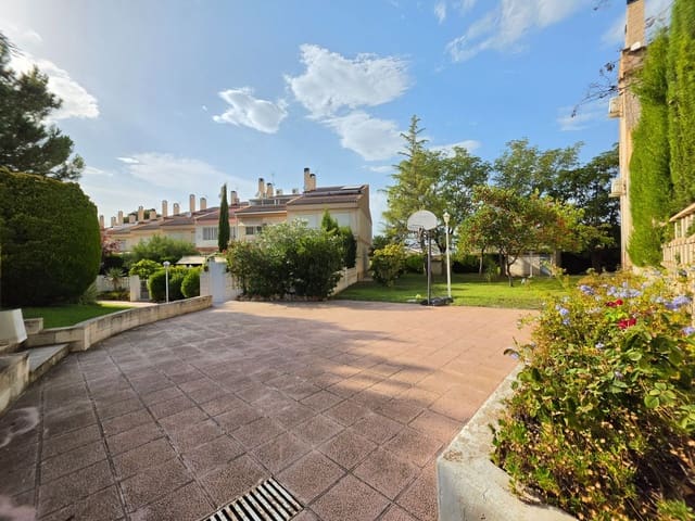 4 bedroom Semi-detached Villa for sale in Petrel / Petrer with pool garage - € 315,000 (Ref: 10061249)
