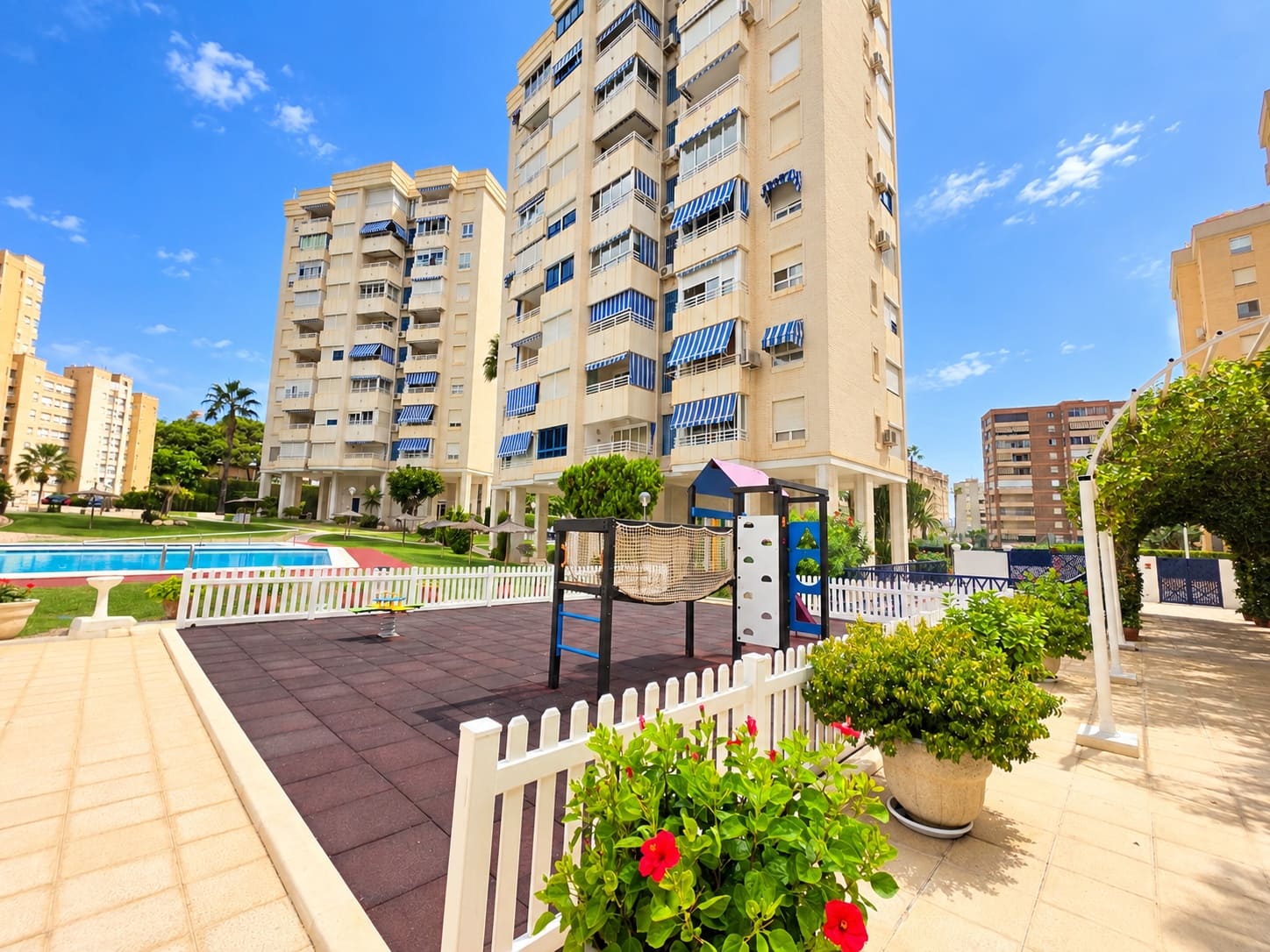 3 slaapkamer Flat te huur in Playa de San Juan met zwembad garage - € 1.650 (Ref: 10088818)