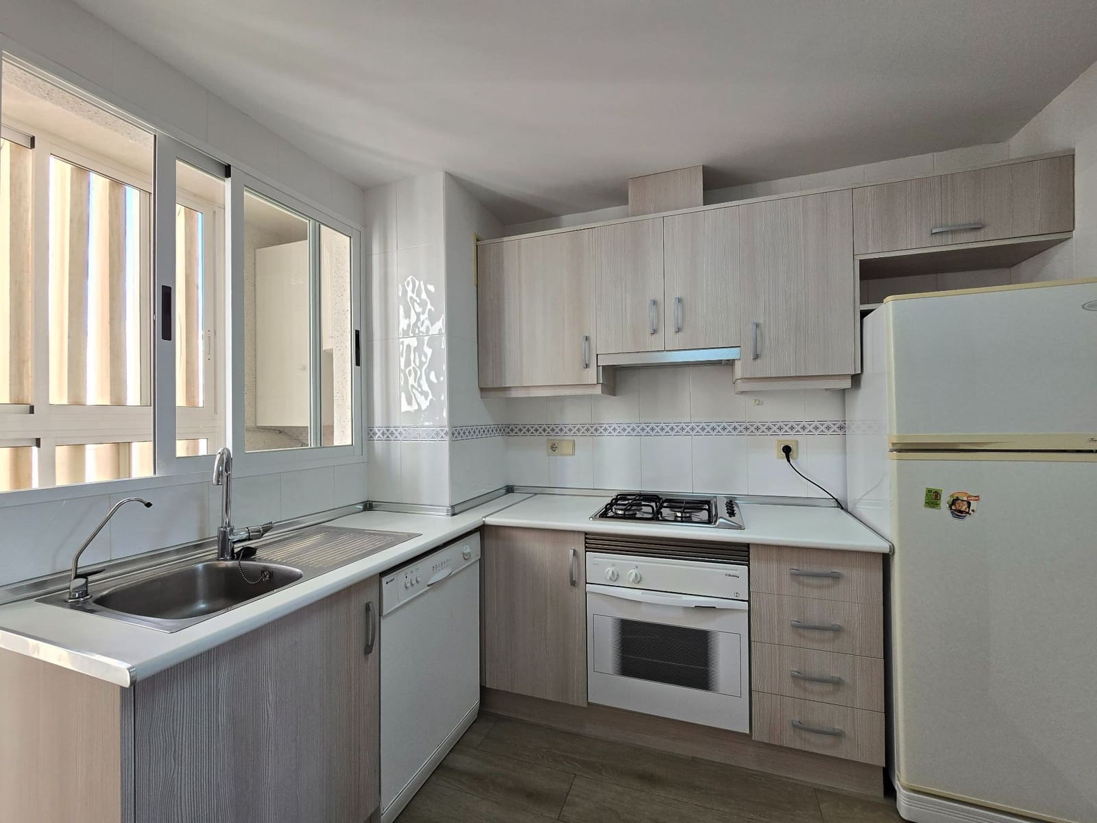 3 slaapkamer Flat te huur in Alicante stad met zwembad garage - € 1.800 (Ref: 10168146)