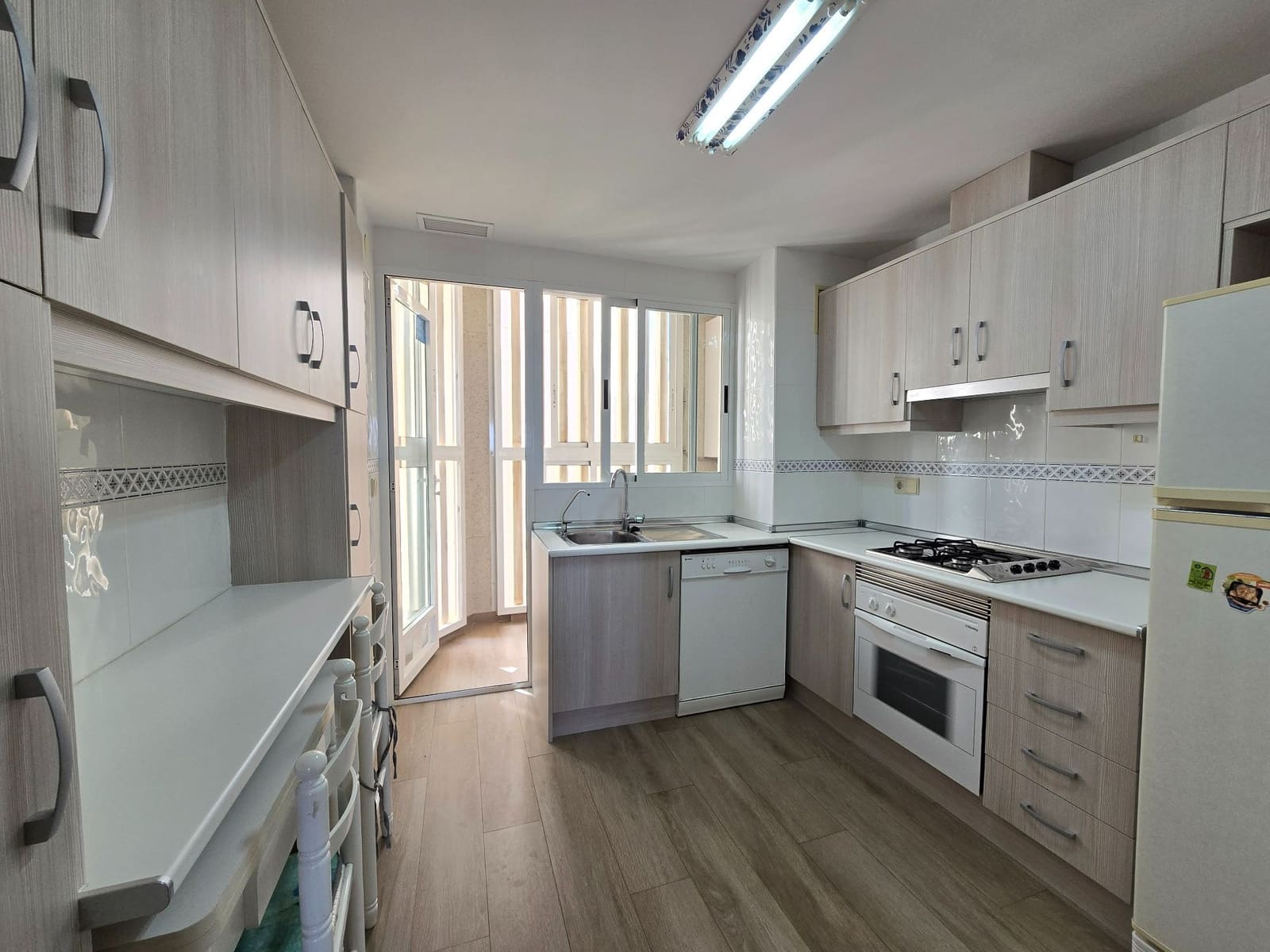 3 slaapkamer Flat te huur in Alicante stad met zwembad garage - € 1.800 (Ref: 10168146)