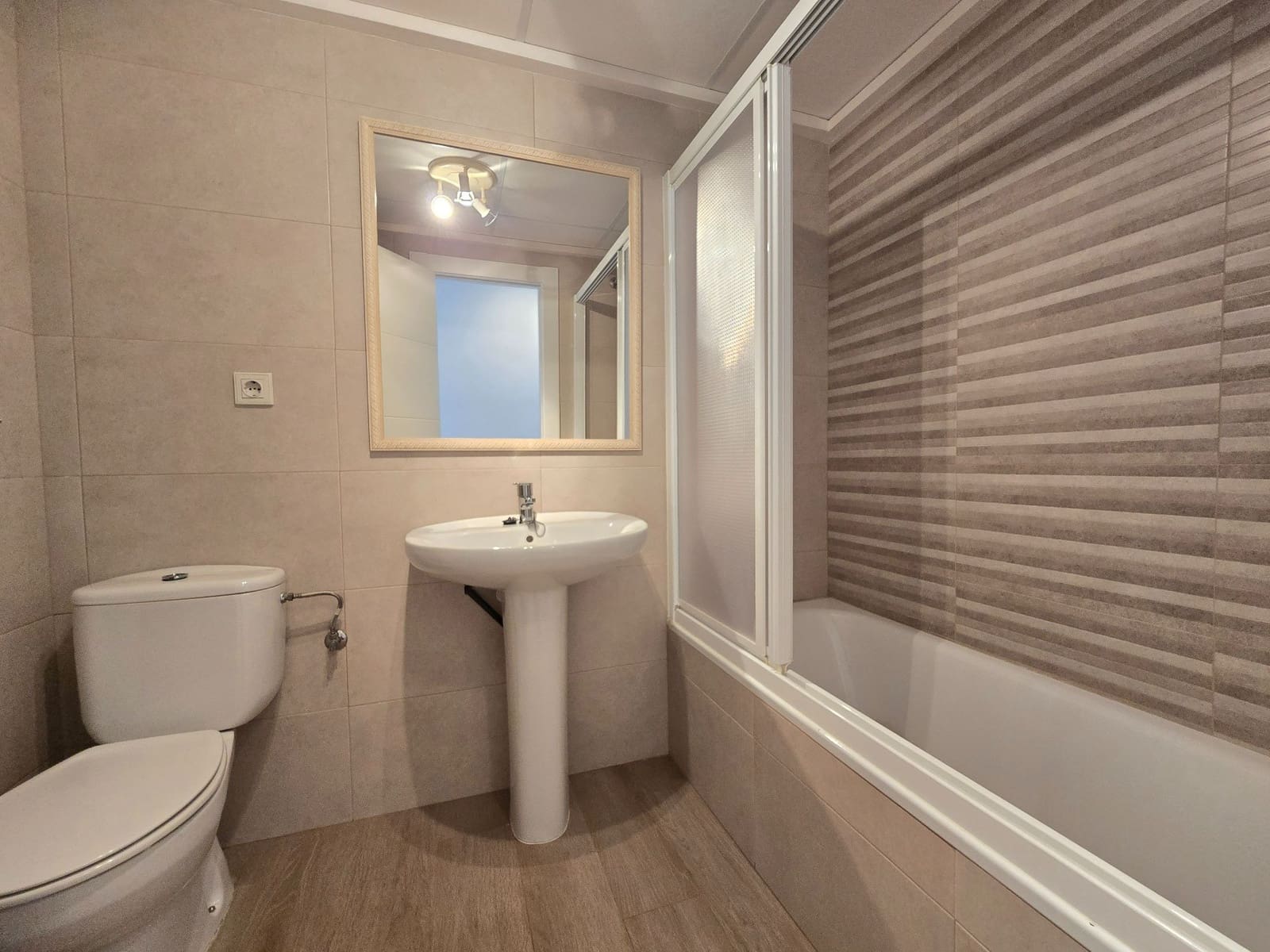 3 slaapkamer Flat te huur in Alicante stad met zwembad garage - € 1.800 (Ref: 10168146)