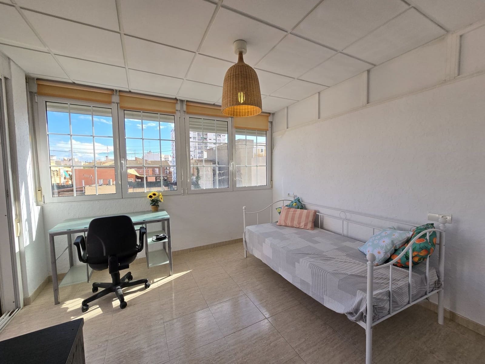 3 soverom Penthouse til leie i Alicante by med garasje - € 1 250 (Ref: 10170514)
